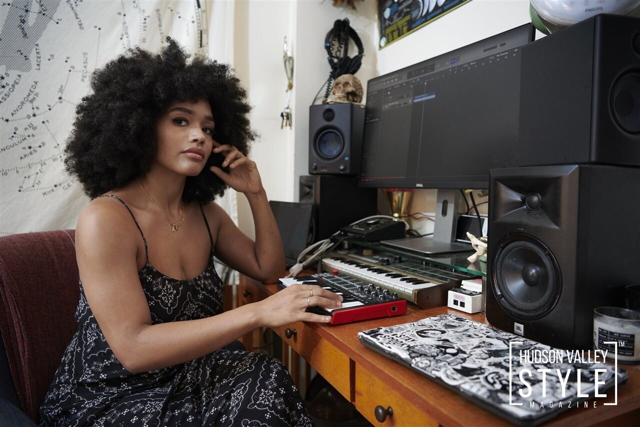 How to Have a Holly, Jolly, Digital Holiday while Supporting Independent Artists